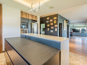 VENTA DE LUJOSA CASA AL RIO EN EL NAUDIR