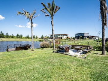 VENTA DE LUJOSA CASA AL RIO EN EL NAUDIR