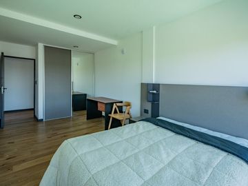 VENTA DE LUJOSA CASA AL RIO EN EL NAUDIR