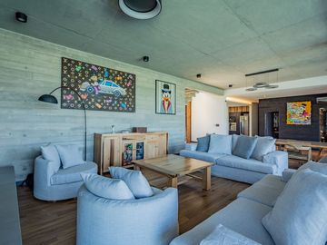 VENTA DE LUJOSA CASA AL RIO EN EL NAUDIR