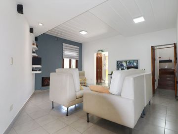 ESPECTACULAR CASA CON QUINCHO Y PILETA EN MORENO