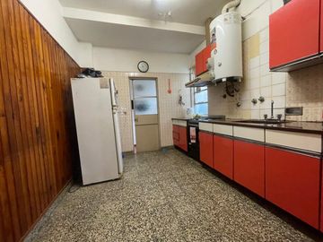 VENTA DEPARTAMENTO 3 AMBIENTES CON COCHERA. MORON