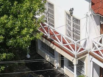 VENTA  CASA TIPO DUPLEX 4 AMB MORENO CENTRO.