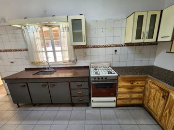 VENTA  CASA TIPO DUPLEX 4 AMB MORENO CENTRO.