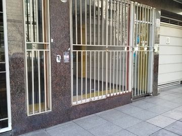 LOCAL a la Calle y Sótano sobre Av. Independencia