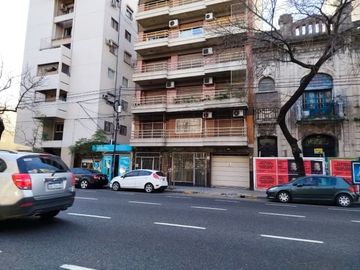 LOCAL a la Calle y Sótano sobre Av. Independencia