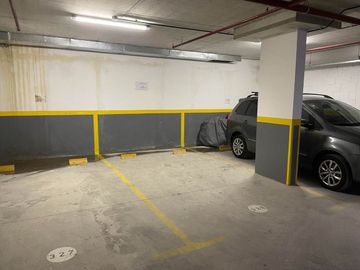 VENTA COCHERA CON RENTA EDIFICIO LUMIERE PREMIUM