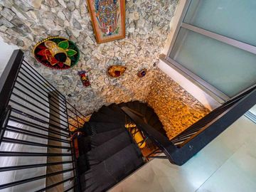 VENTA DE OFICINAS CON VIVIENDA FAMLIAR Y COCHERA