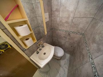 VENTA DE OFICINAS CON VIVIENDA FAMLIAR Y COCHERA