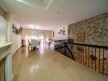 VENTA DE OFICINAS CON VIVIENDA FAMLIAR Y COCHERA