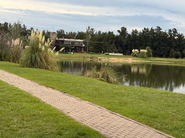 LOTE EN VENTA CON VISTA AL LAGO 1503 M2