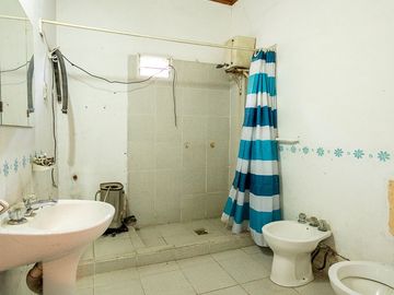 CASA EN VENTA 3 DORMITORIOS CON PATIO Y QUINCHO
