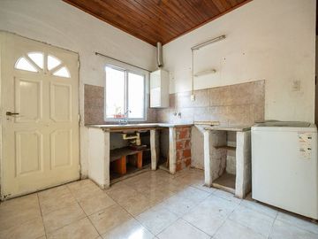 CASA EN VENTA 3 DORMITORIOS CON PATIO Y QUINCHO