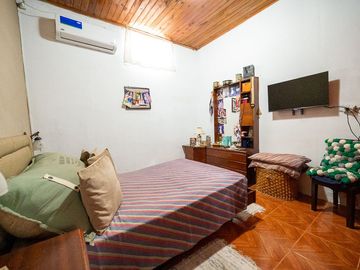 CASA EN VENTA 3 DORMITORIOS CON PATIO Y QUINCHO
