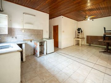 CASA EN VENTA 3 DORMITORIOS CON PATIO Y QUINCHO