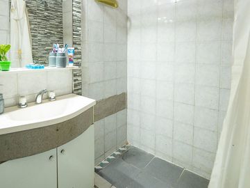 CASA EN VENTA 3 DORMITORIOS CON PATIO Y QUINCHO