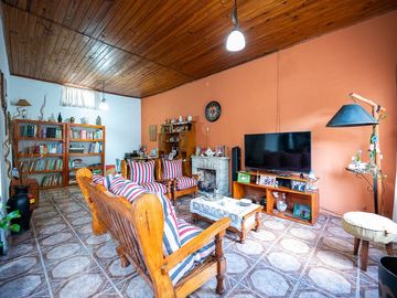 CASA EN VENTA 3 DORMITORIOS CON PATIO Y QUINCHO