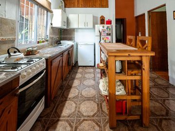 CASA EN VENTA 3 DORMITORIOS CON PATIO Y QUINCHO