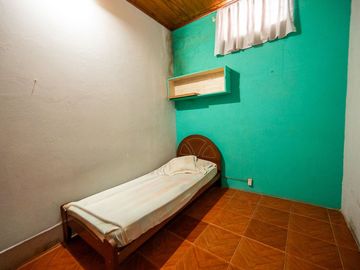CASA EN VENTA 3 DORMITORIOS CON PATIO Y QUINCHO