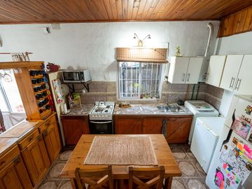 CASA EN VENTA 3 DORMITORIOS CON PATIO Y QUINCHO