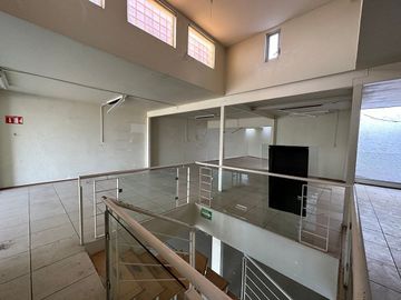 Edificio sobre Av. Lázaro Cárdenas