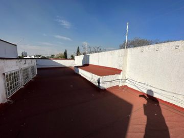 Edificio sobre Av. Lázaro Cárdenas