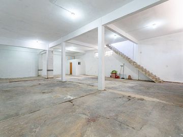 Galpón en venta zona Sur a una cuadra de Uriburu