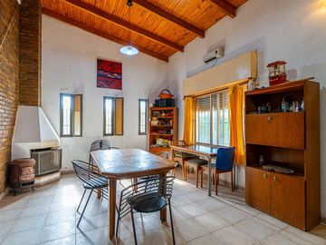 CASA EN VENTA CON PISCINA APTA CREDITO ALVEAR