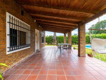 CASA EN VENTA CON PISCINA APTA CREDITO ALVEAR
