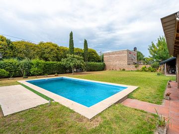 CASA EN VENTA CON PISCINA APTA CREDITO ALVEAR