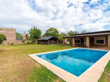 CASA EN VENTA CON PISCINA APTA CREDITO ALVEAR