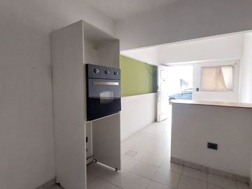 VENTA LOCAL CON COCINA Y BAÑO EN LINIERS