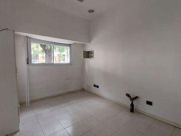 VENTA LOCAL CON COCINA Y BAÑO EN LINIERS