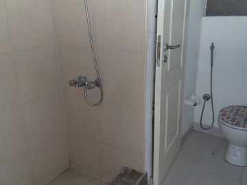 VENTA LOCAL CON COCINA Y BAÑO EN LINIERS