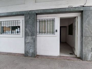 VENTA LOCAL CON COCINA Y BAÑO EN LINIERS