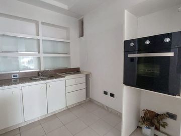 VENTA LOCAL CON COCINA Y BAÑO EN LINIERS