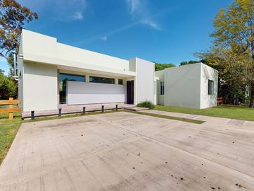 VENTA CASA CON PILETA A ESTRENAR - LA CANDIDA