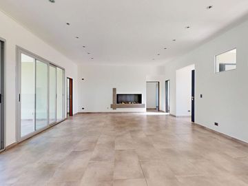 VENTA CASA CON PILETA A ESTRENAR - LA CANDIDA