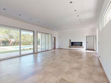 VENTA CASA CON PILETA A ESTRENAR - LA CANDIDA
