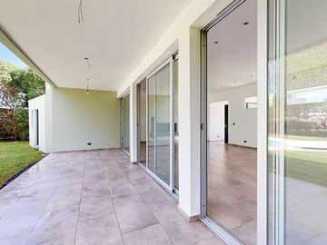 VENTA CASA CON PILETA A ESTRENAR - LA CANDIDA