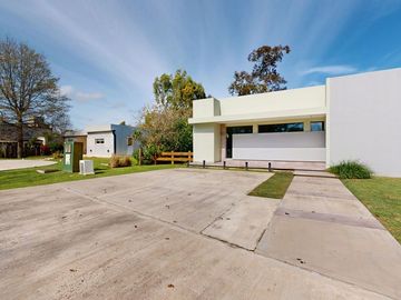 VENTA CASA CON PILETA A ESTRENAR - LA CANDIDA