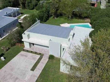VENTA CASA CON PILETA A ESTRENAR - LA CANDIDA