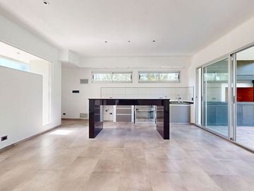VENTA CASA CON PILETA A ESTRENAR - LA CANDIDA