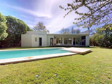VENTA CASA CON PILETA A ESTRENAR - LA CANDIDA