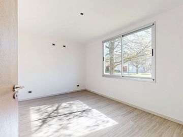 VENTA CASA CON PILETA A ESTRENAR - LA CANDIDA