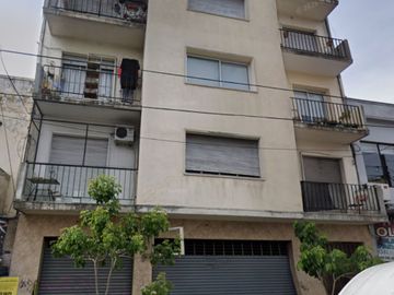 Local comercial con persiana doble entrada