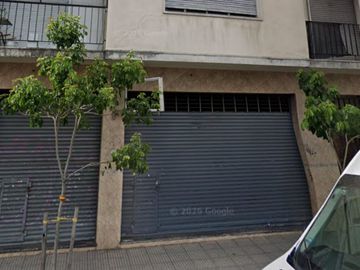 Local comercial con persiana doble entrada