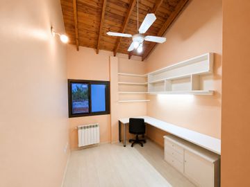 CASA TRIPLEX 5 AMBIENTES BARRIO NAÓN- MATADEROS