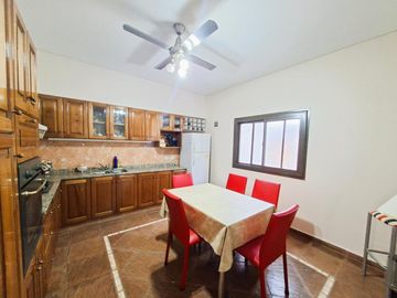 CASA TRIPLEX 5 AMBIENTES BARRIO NAÓN- MATADEROS