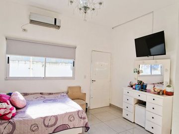 Casa Lote Propio: 4 Suites, 2 Cocheras y Seguridad